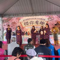 可能是一或多人、寺廟和文字的圖像