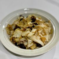 可能是鯷魚、香菇、粥和炒麵的圖像