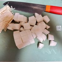 可能是義大利麵、豆腐和刀的圖像