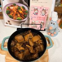 可能是火鍋、拉麵、香菇、豆腐和文字的圖像