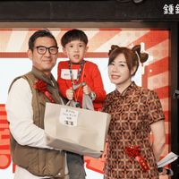 可能是一或多人和顯示的文字是「鍾鍋 （小孩） 1間 Chop Chop手工ネ 澳洲Big Big キ工木 エネ 秘板 湯湯 HYH 」的圖像