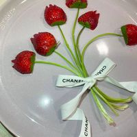 可能是草莓、餐巾環和顯示的文字是「 ዛጋ CHANEL CHAN 」的圖像