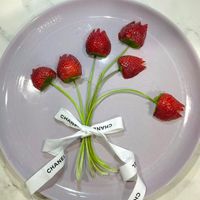 可能是甜點、餐巾環、草莓和顯示的文字是「 CHANE CHAN HANN CHANEL CHANE CHANEL 」的圖像