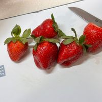 可能是草莓和刀的圖像