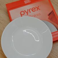 可能是顯示的文字是「 3 pyrex pyrex eglass 」的圖像