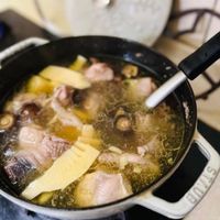 可能是燉小牛膝和粥的圖像