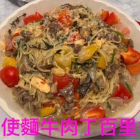 可能是豆腐、義大利麵和顯示的文字是「天使麵牛肉丁百里 百里香」的圖像