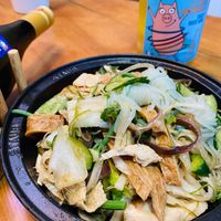 可能是炒麵、麵和文字的圖像