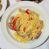 可能是炒麵、肉排、義大利麵和麵的圖像