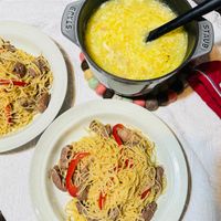 可能是‎肉排、炒麵、義大利麵、麵和‎顯示的文字是「 ‎STAUB STAUB は AU ביער STAUB SOWA STALB STAUB‎ 」‎‎ 的圖像