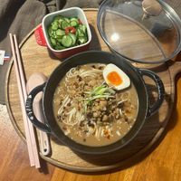可能是蛋黃、水波蛋、拉麵和文字的圖像