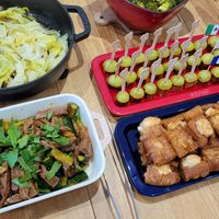 可能是炒麵、炸丸子、豆腐和炒飯的圖像