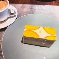 可能是咖啡和蛋糕的圖像