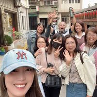 可能是一或多人和文字的圖像