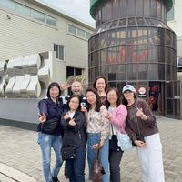 可能是一或多人、德國國會大廈和文字的圖像