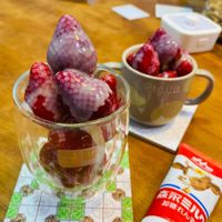 可能是草莓、甜點和文字的圖像