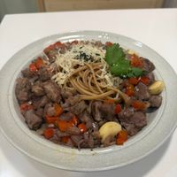 可能是燉小牛膝、肉排和義大利麵的圖像