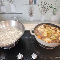 可能是麵、火鍋和文字的圖像