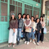 可能是一或多人、矢車菊和文字的圖像