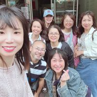可能是一或多人和文字的圖像