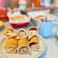 可能是巴布卡麵包、戚風蛋糕、肉桂捲和半圓形餡餅的圖像