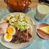 可能是水波蛋、肉排和文字的圖像