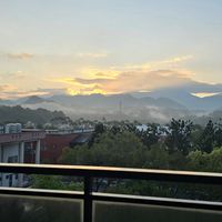 可能是暮光、霧、地平線和雲的圖像