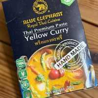 可能是‎大象和‎顯示的文字是「 ‎NEW 오C co ERIENOI PACKACIN 韓动 BLUE Thai ELEPHANT Cuisine Thai Royal Premium Paste Yellow พริกแกงกะหรี่ PRODUCT Curry NATURAL MAD preservativesss preserve HAND HAND Free from and colouring, Authentic THAI Recipe SURTABLI FOR VEGETARIANS Serves 4 رر Mild Net weight 70g‎ 」‎‎ 的圖像