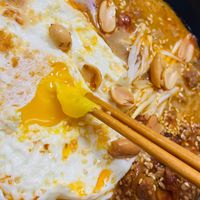 可能是粥、蛋黃、水波蛋和麵的圖像