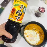 可能是水波蛋、蛋黃、拉麵和文字的圖像