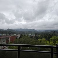 可能是山、霧、地平線和雲的圖像