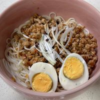可能是拉麵、水波蛋和麵的圖像