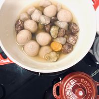 可能是‎粥、龍眼和‎顯示的文字是「 ‎SUARS STAUB AUB G2 KURA COUVE ν عله A S.TAUE SUASS UUU STAUE STAUB‎ 」‎‎ 的圖像