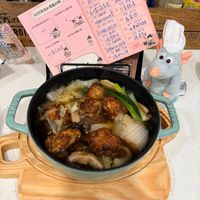 可能是拉麵、燉小牛膝、火鍋和文字的圖像