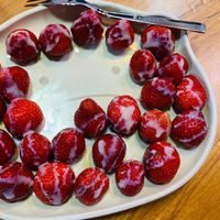 可能是草莓、甜點和紅心的圖像