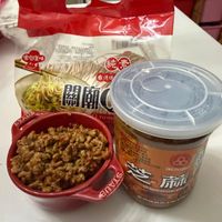 可能是炒麵、麵、拉麵和文字的圖像