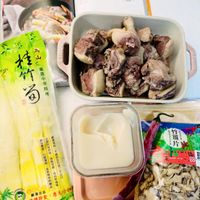 可能是粥、麵、火鍋、豆腐和文字的圖像