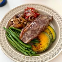 可能是肉排、香菇和文字的圖像