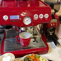 可能是咖啡杯、咖啡機、咖啡、水波蛋和文字的圖像