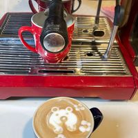 可能是咖啡杯、咖啡和咖啡機的圖像