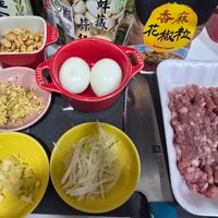 可能是拉麵、水波蛋、豆腐、粥和顯示的文字是「解 蒜瘋 減 STAUB 香麻 花椒教 花 Slehumn Pepper Ofo TAUB STAUB 」的圖像