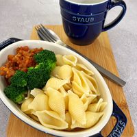 可能是義大利麵和顯示的文字是「 STAUB STAUB ম 」的圖像