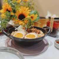 可能是粥、水波蛋、蛋黃和拉麵的圖像
