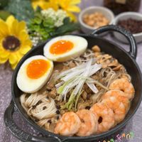 可能是火鍋、拉麵、麵、豆腐和文字的圖像