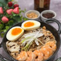 可能是拉麵、麵和文字的圖像