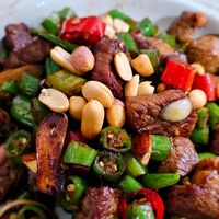 可能是快炒、肉排和文字的圖像