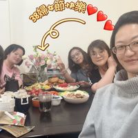 可能是一或多人和文字的圖像