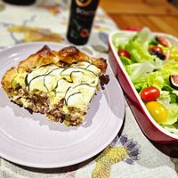 可能是牧羊人派、肉餡餅、水果塔和文字的圖像