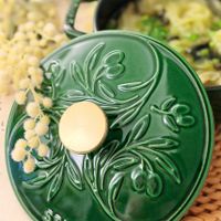 可能是顯示的文字是「 STAUB 」的圖像
