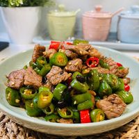 可能是快炒和肉排的圖像